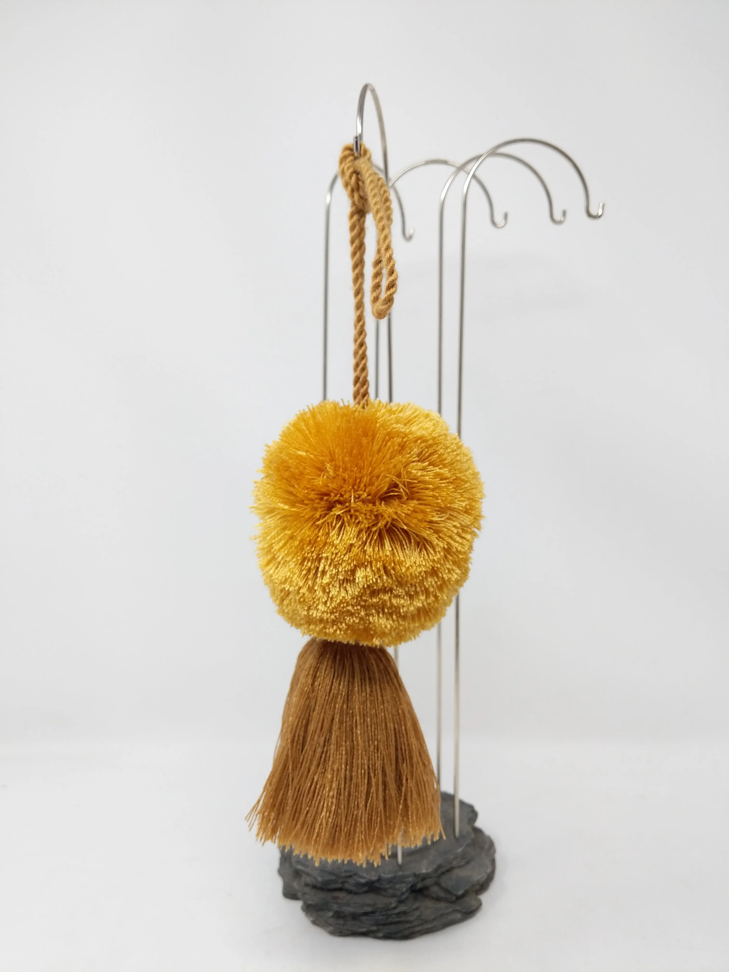 POM TASSEL GOLD
